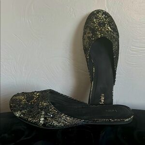 Gorgeous detail! Never worn!